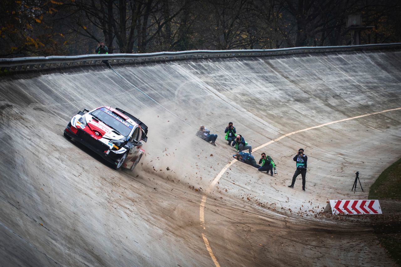 Legendäres Duo an legendärer Stelle: Sebastian Ogier / Julien Ingrassia (Toyota) in der Steilkurve in Monza.