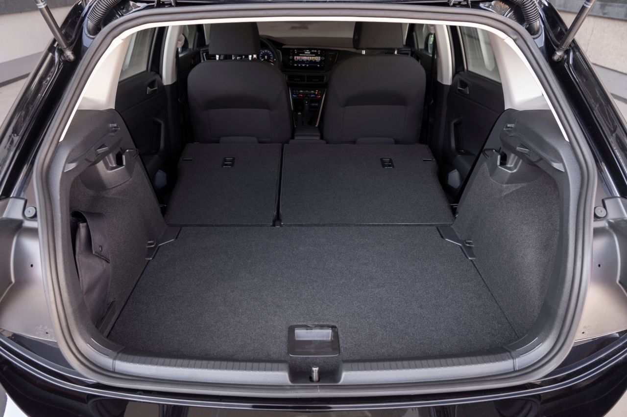 Das Kofferraumvolumen ist mit 351 bis 1.135 Litern klassenüblich, durch den höhenverstellbaren Kofferraumboden hat man ein gutes Versteck.
