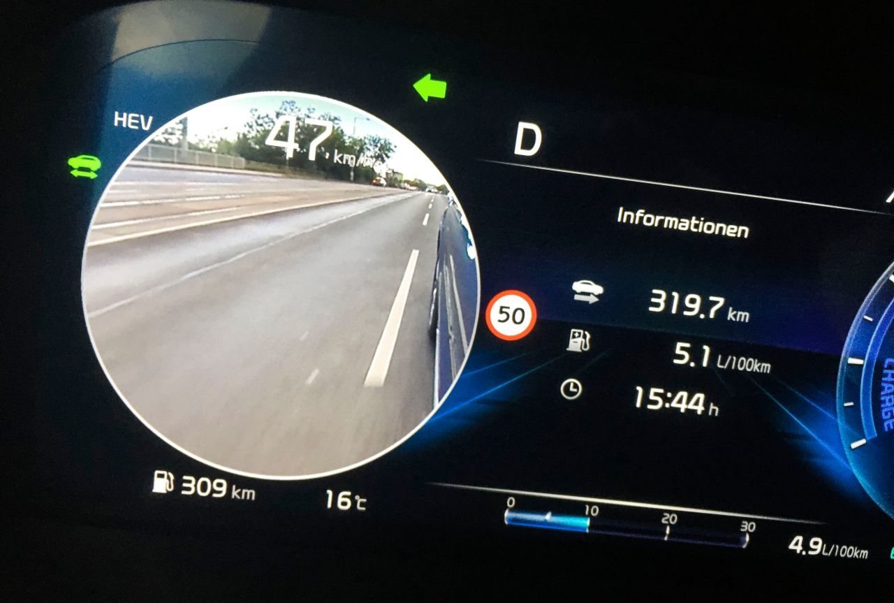 Totwinkelmonitor: Blinkt der Fahrer links, erscheinen in der Anzeige des linken Rundinstruments Bilder der linken Seitenkamera.