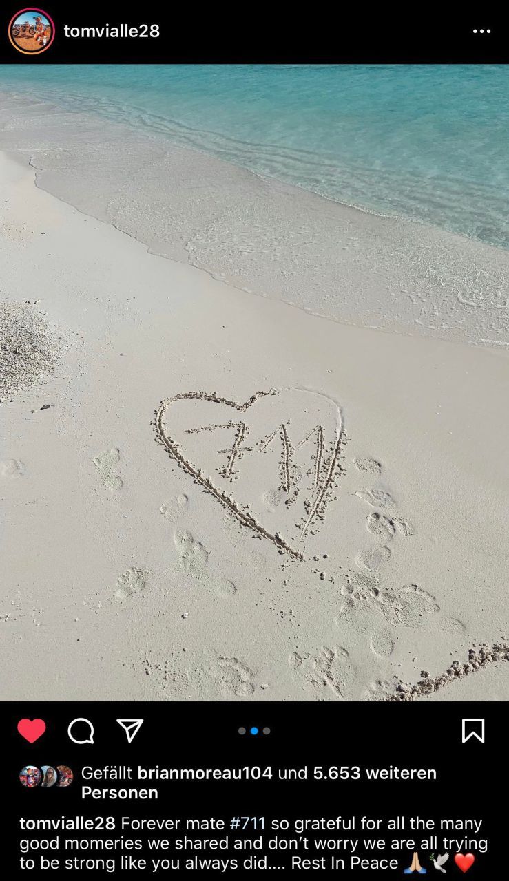 Berührend: Markenkollege und MX2-Weltmeister Tom Vialle zeichnete am Strand eine berührende Botschaft an seinen Freund Rene Hofer.
