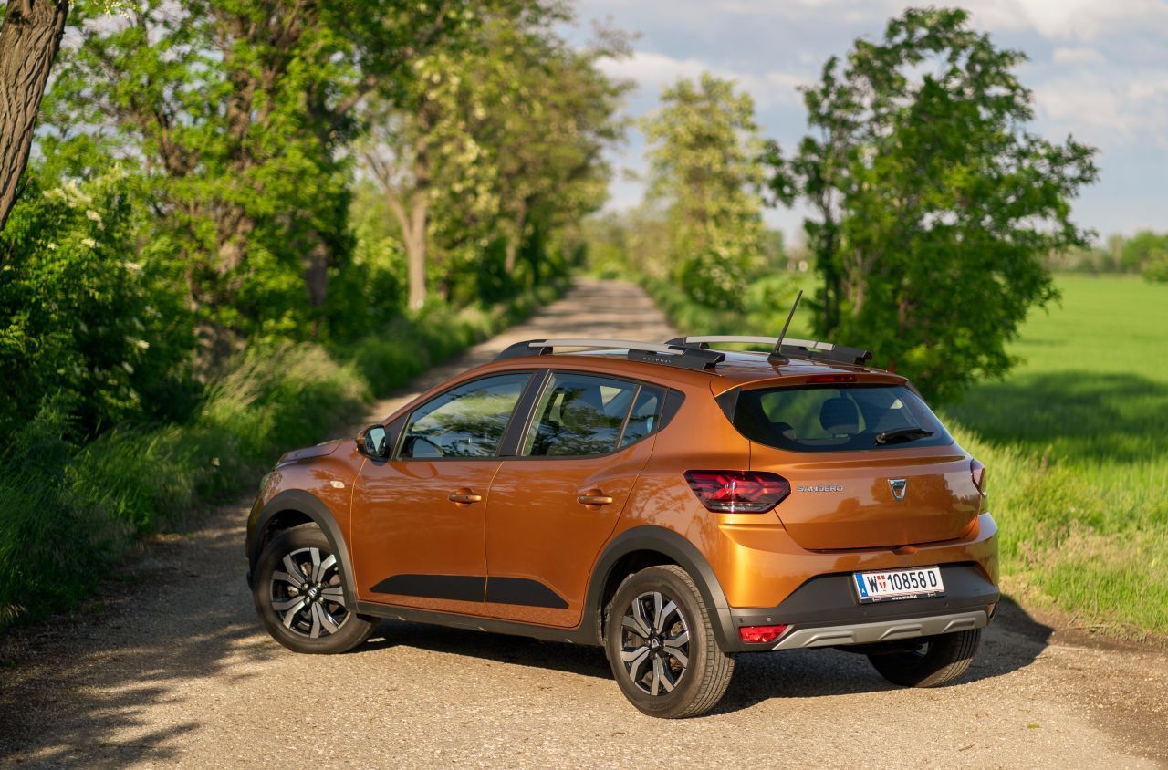 Gut aufgestellt: Der Sandero überrascht mit der modernen CMF-Plattform, die auch neue Renault-Modelle wie Clio und Captur verwenden.