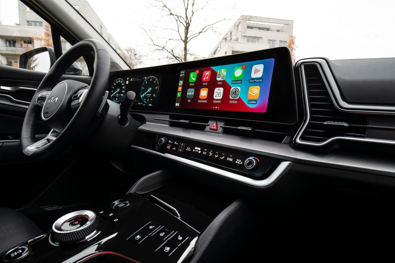 Wide-Screen Cockpit mit frischen grafischen Lösungen. Die Multimode-Touchleiste wechselt zwischen Direkteinstieg in die Menüs und Klimasteuerung.