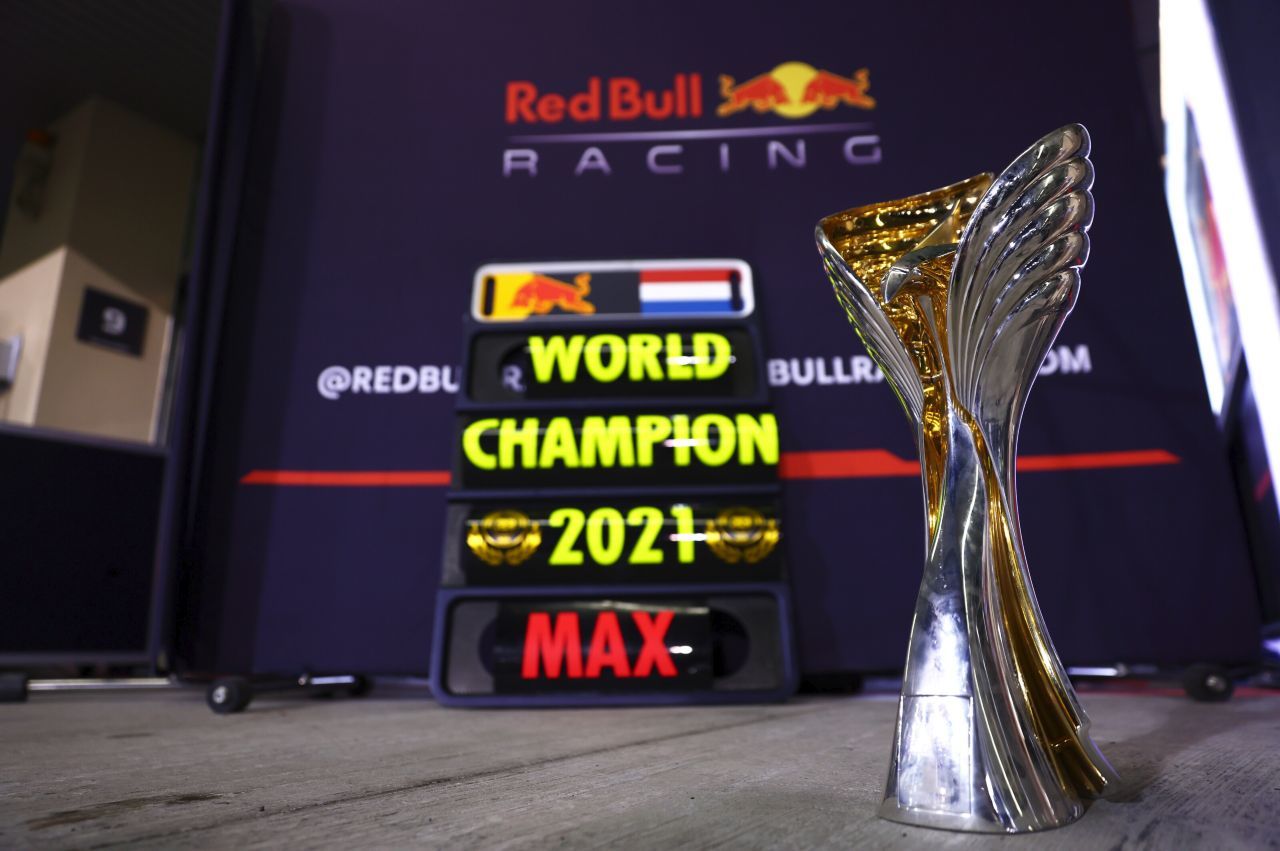 Eine Tafel, die eine ganze Karriere verändert: Max Verstappen, Weltmeister – der erste Nicht-Mercedes-Fahrer seit 2013. Auch damals hatte ein Red-Bull-Pilot gewonnen: Sebastian Vettel.