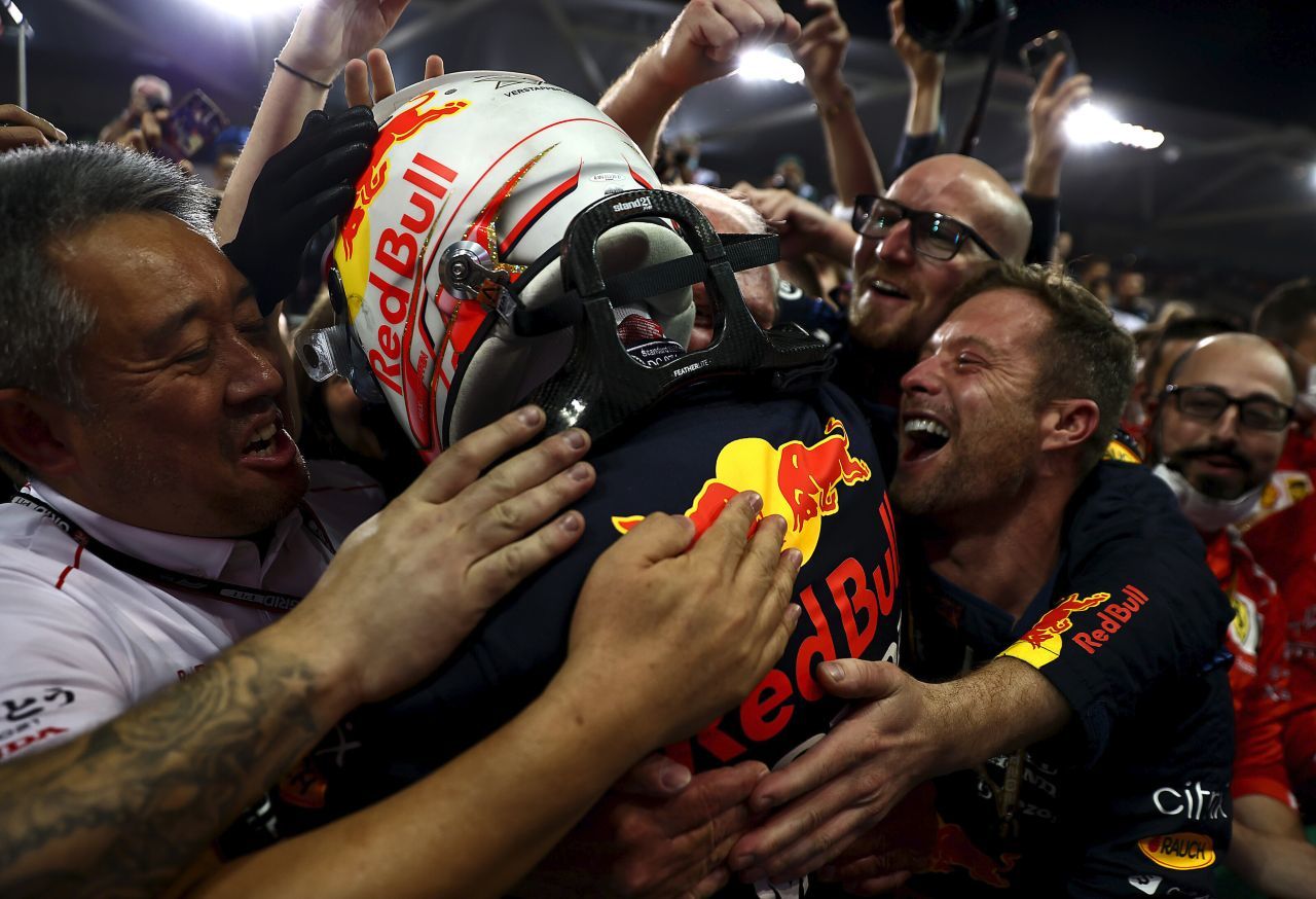 Das Red-Bull-Team jubelt mit Max Verstappen...