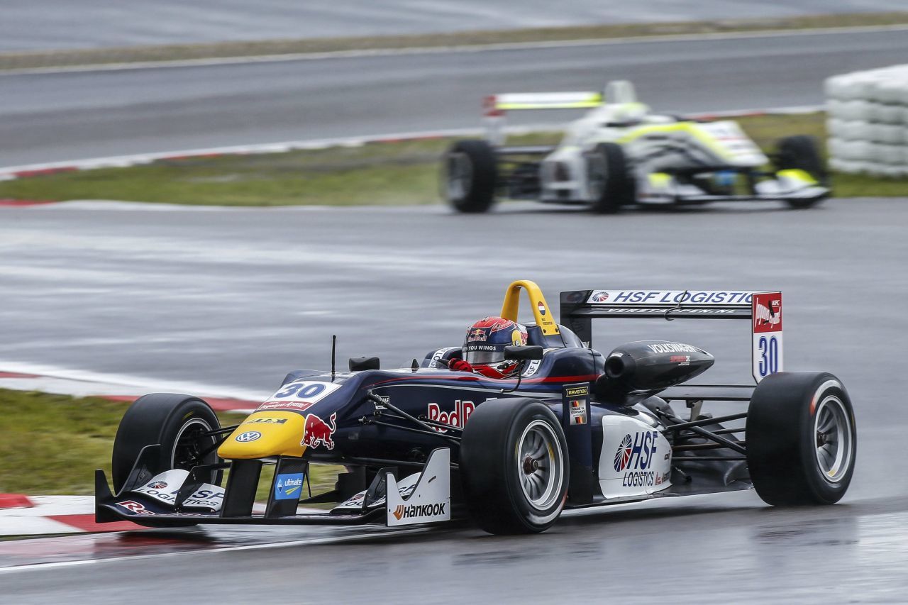 In nur einem Jahr in der Formel 3 überzeugt Verstappen Helmut Marko, Toto Wolff und Co. Er entscheidet sich für Red Bull – auch weil man dort mit Toro Rosso sofort ein Formel-1-Team für ihn zur Verfügung hat.