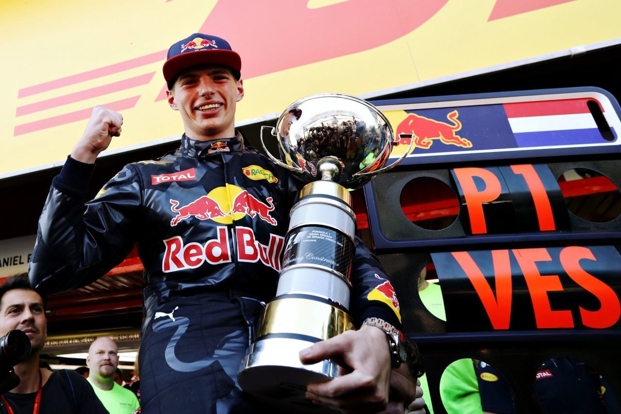 Einer der größten Tage der Formel-1-Geschichte: in seinem allerersten Rennen für Red Bull Racing gewinnt Max Verstappen auf Anhieb in Barcelona.