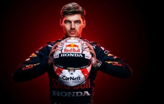 Max Verstappen ist heute besonders nah: erst in einer neuen Dokumentation auf Servus TV, dann als Gast im Hangar-7. - Max nah wie noch nie