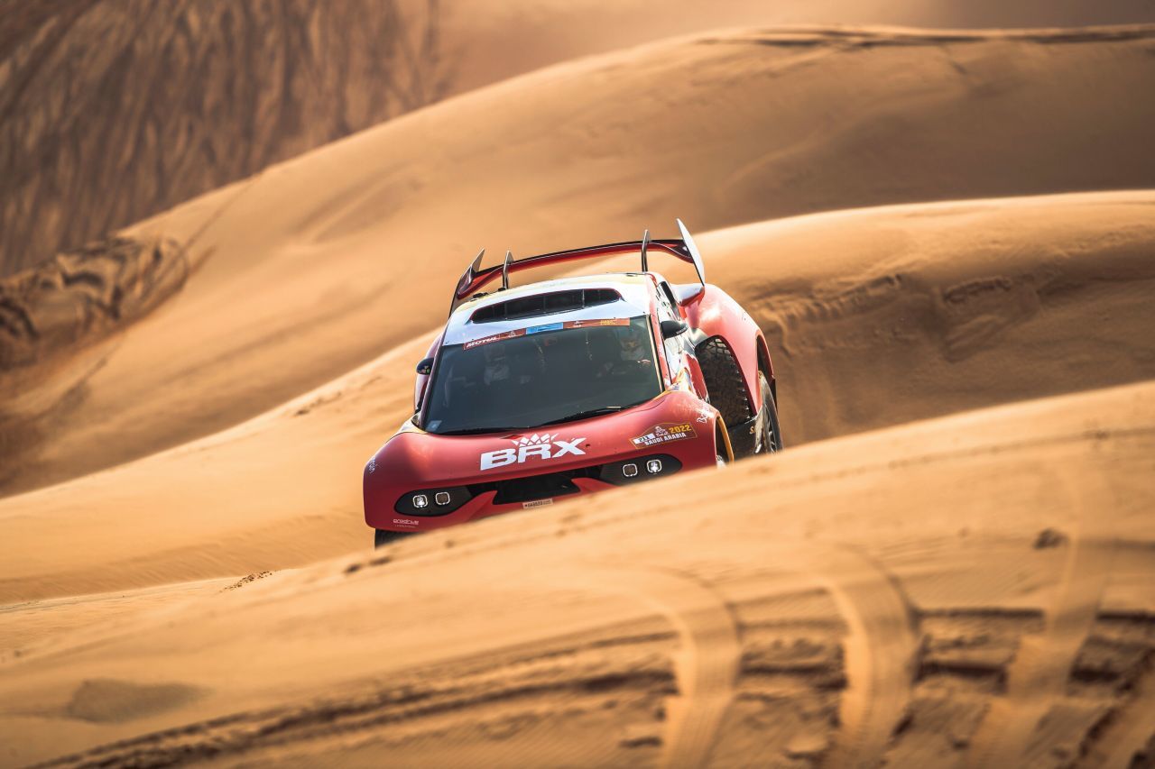 Sebastien Loeb. Eine Buckelpiste kann man auch in der Wüste finden.