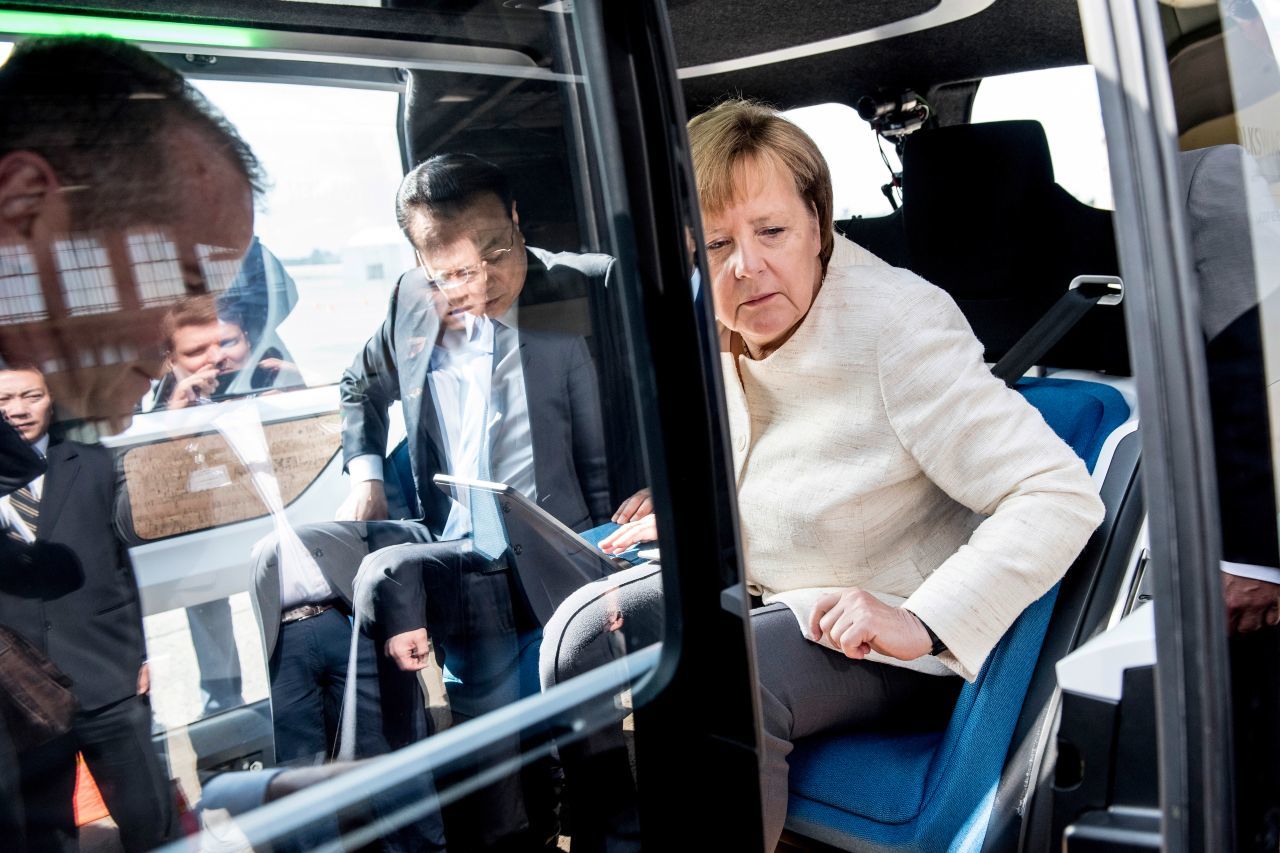 Wer weiß schon, was morgen angesagt ist: Angela Merkel testet das selbstfahrende Shuttle-Konzept von VW.