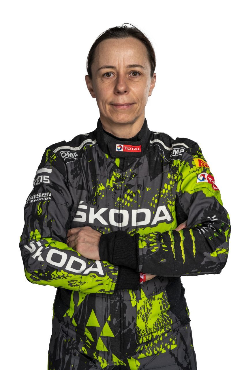Ilka Minor. Die in Wien lebende Kärntnerin gilt als Legende am Beifahrersitz. Sie war die letzte Frau, die eine WM-WP gewann (2014). Bei der Monte 2022 fuhr sie an der Seite von Johannes Keferböck, gemeinsam verpasste man im Skoda nur knapp die Top10 der WRC2.
