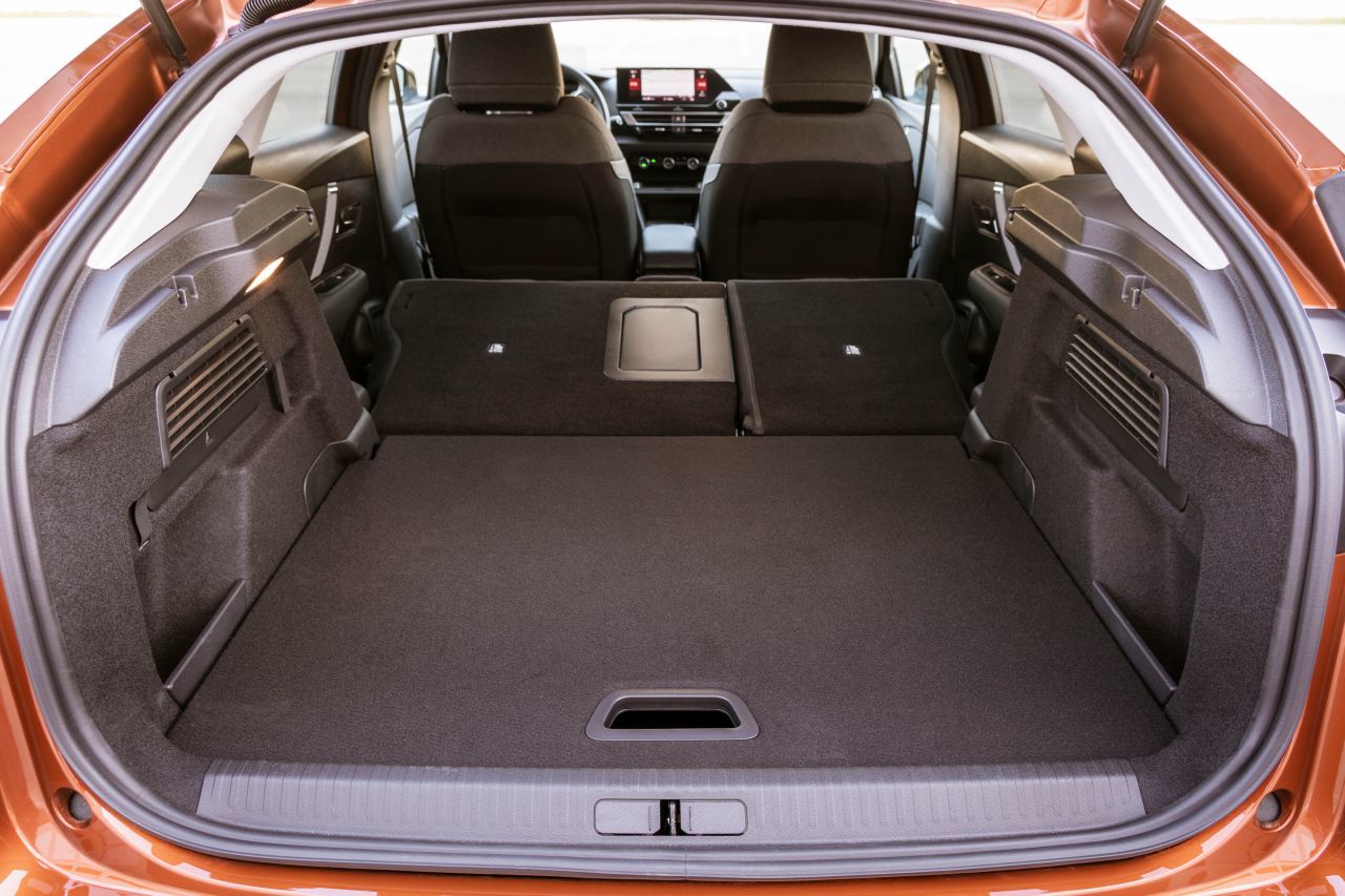 Das Kofferraumvolumen liegt mit 380 Litern bis 1250 Litern gut im Klassenschnitt. Nahezu ebene Fläche bei umgelegten Rücksitzlehnen.