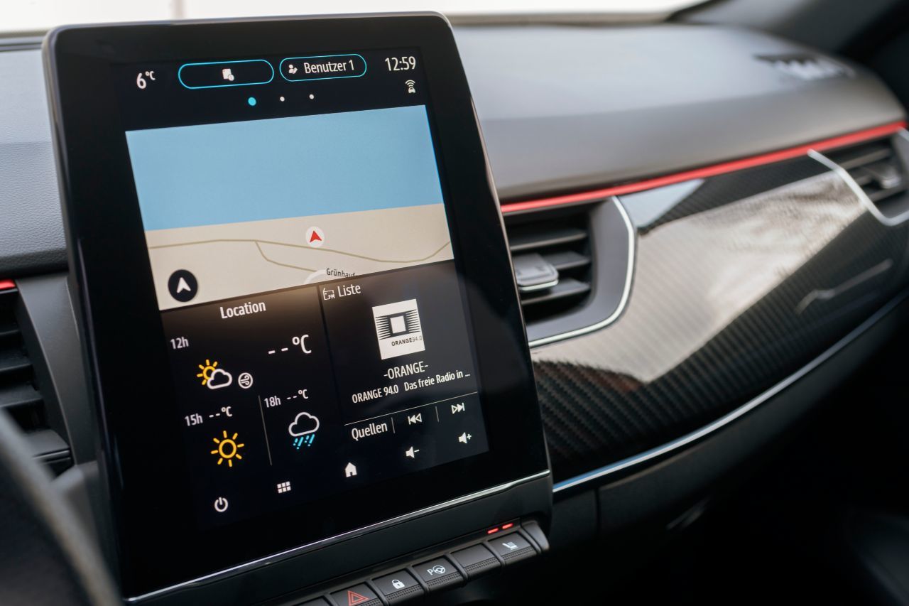 Der mittige Multimedia-Bildschirm im Hochformat ist 9,3 Zoll groß.