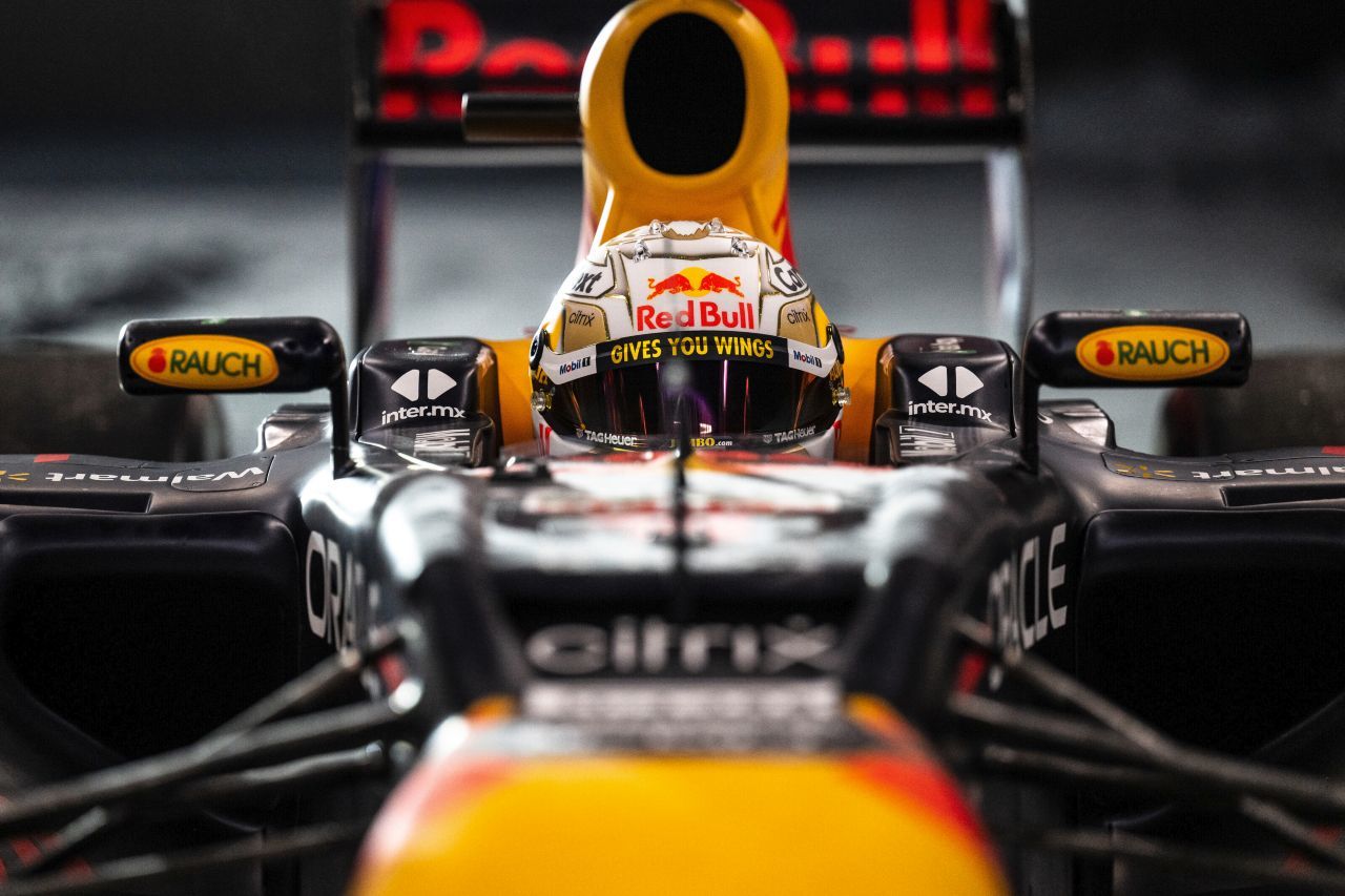 Back on Track: Max Verstappens erster Einsatz mit der Nummer 1 auf seinem Red-Bull-Racing-Boliden.
