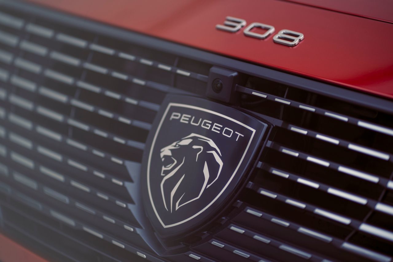 Das neue Peugeot-Logo ist als Wappen gestaltet.