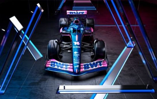 Alpine präsentiert sein Formel-1-Auto für die Saison 2022: der wie immer schöne Bolide trägt nun Rosa zum Blau - Alonsos Schicksal trägt nun Pink
