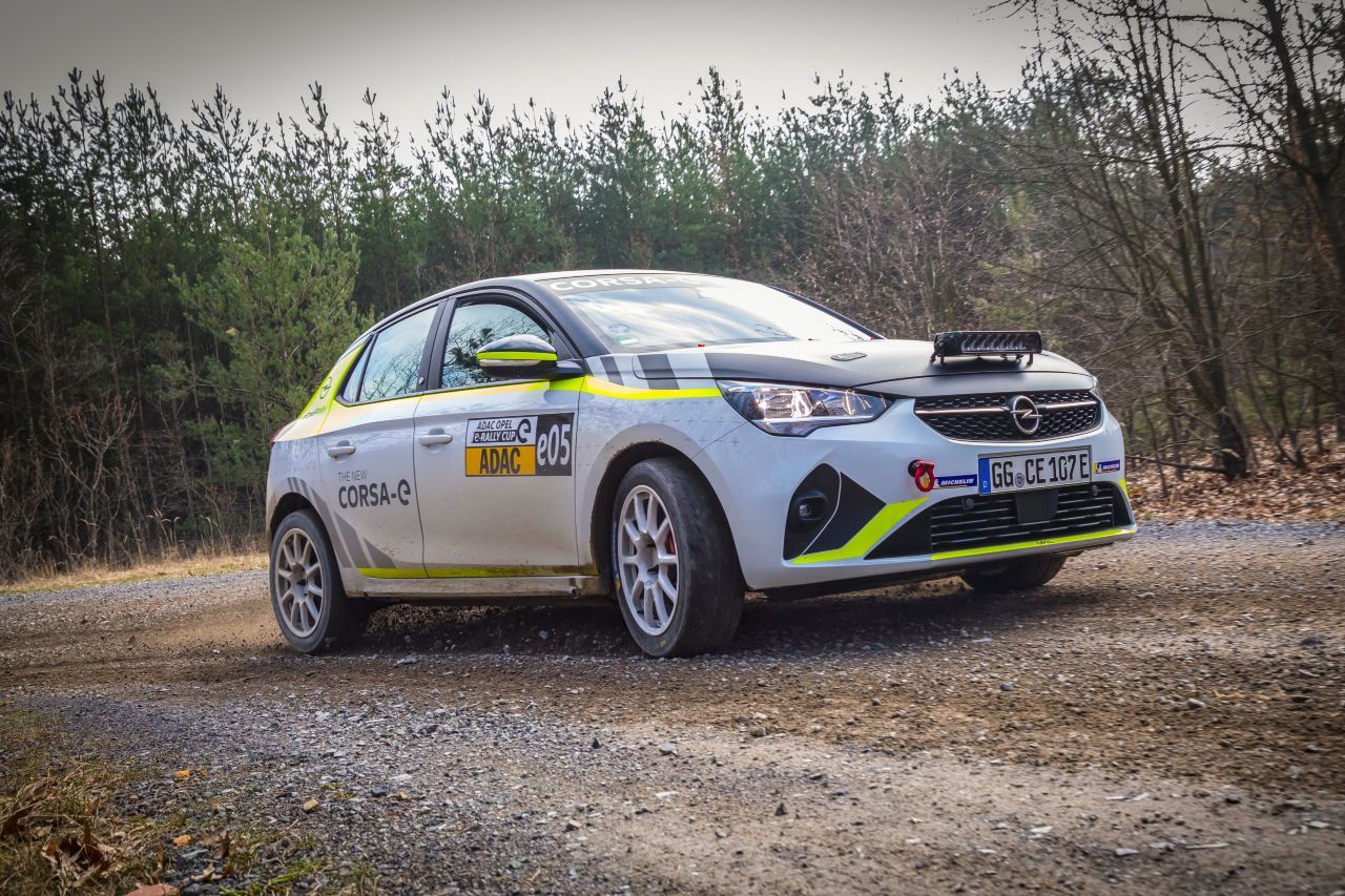 Opels Gegenwart und Zukunft: der vollektrische Corsa e-Rally setzt die Rallye-Tradition fort und in die Moderne.