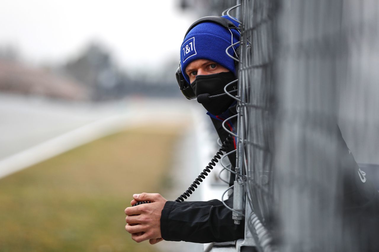 Mick Schumachers banger Blick. Da Alfa (Star Bottas, Geldbringer Zhou) für 2 Jahre vergeben scheint, wäre ein Aus von Haas ein schwerer Rückschlag für seine weitere Formel-1-Karriere.