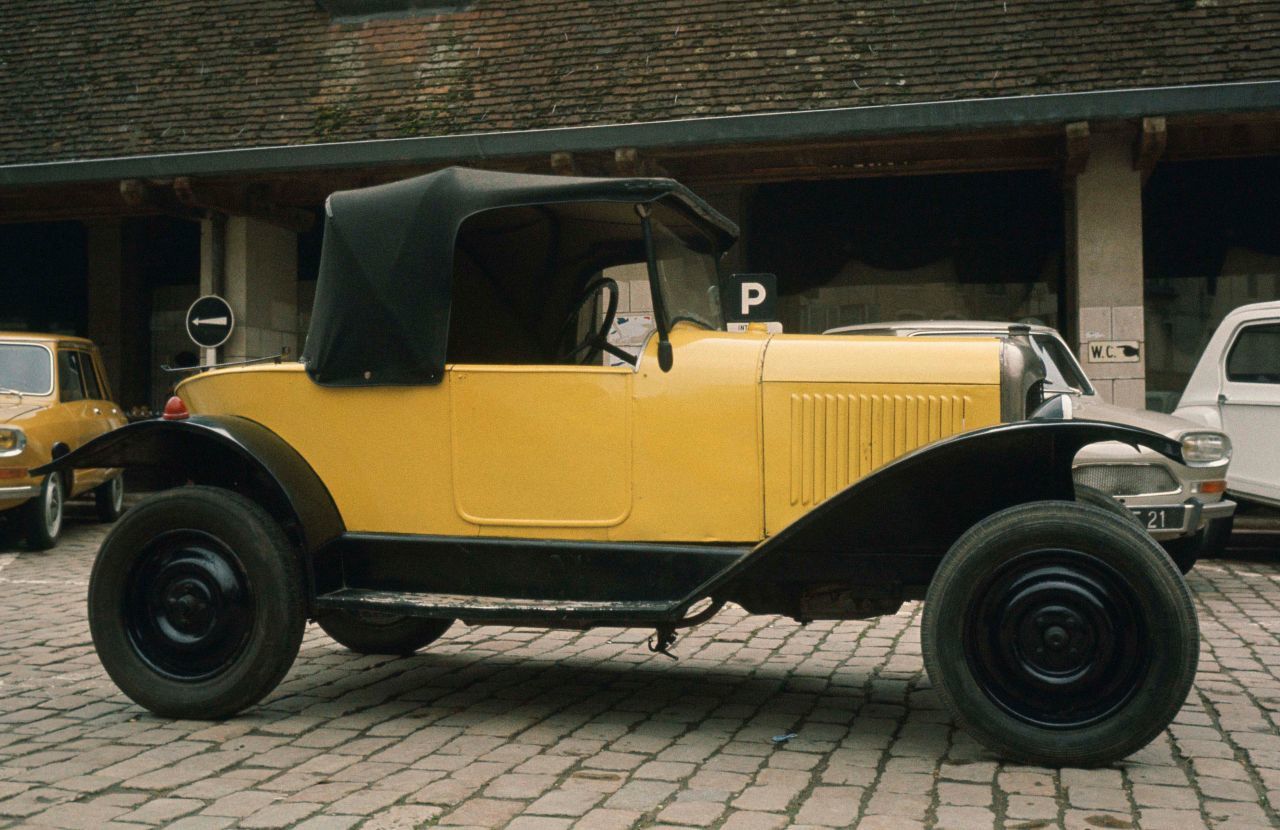 Mit dem wendigen Citroen 5 HP / 5 CV, der anfangs in Gelb erhältlich war, entdeckten ab 1922 auch die Frauen individuelle Mobilität.