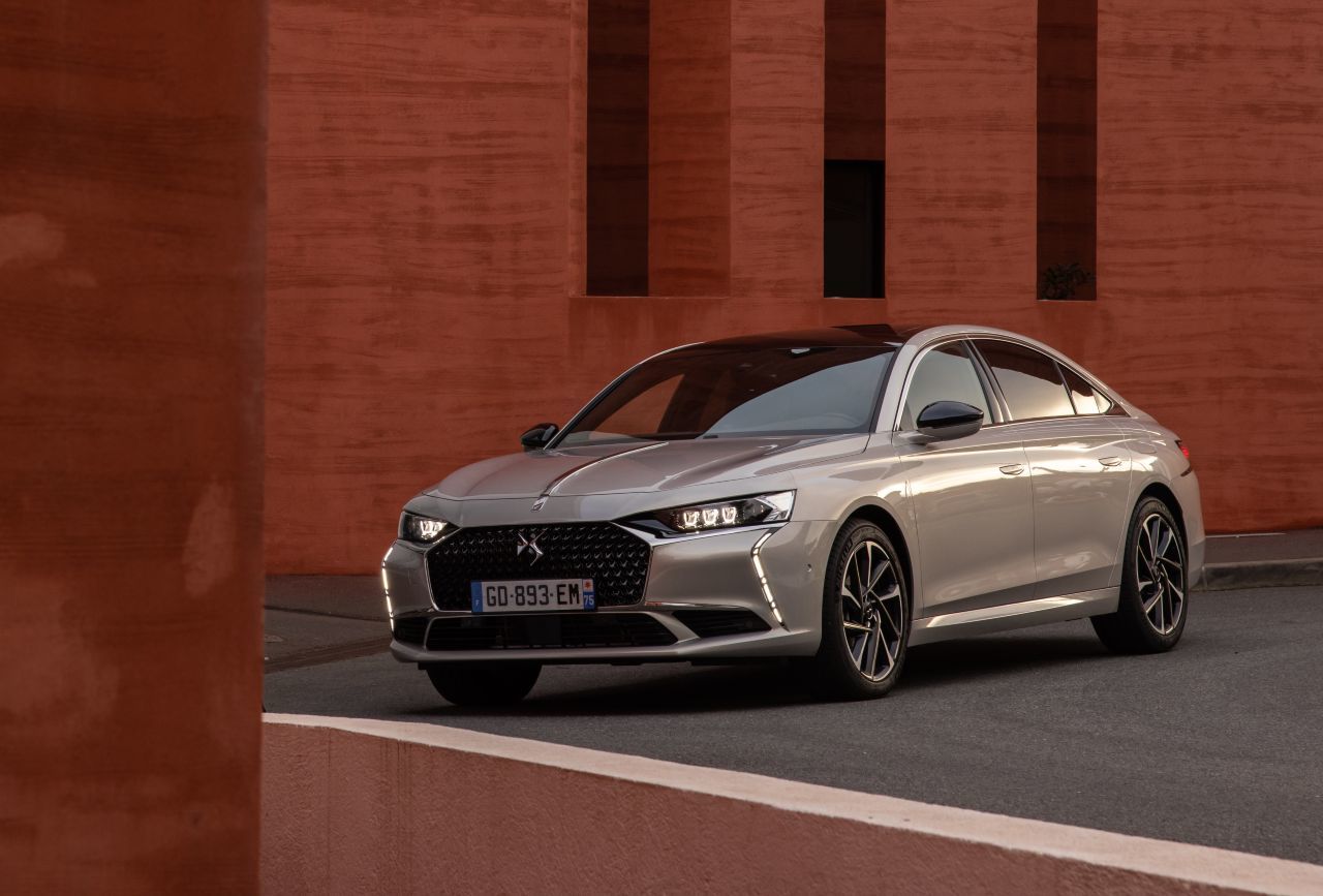Bisher nur als 225 PS Plug In-Hybrid, jetzt auch mit 250 und 360 PS Systemleistung. Der DS 9 spielt jetzt glaubwürdig in der Dynamik-Liga mit.