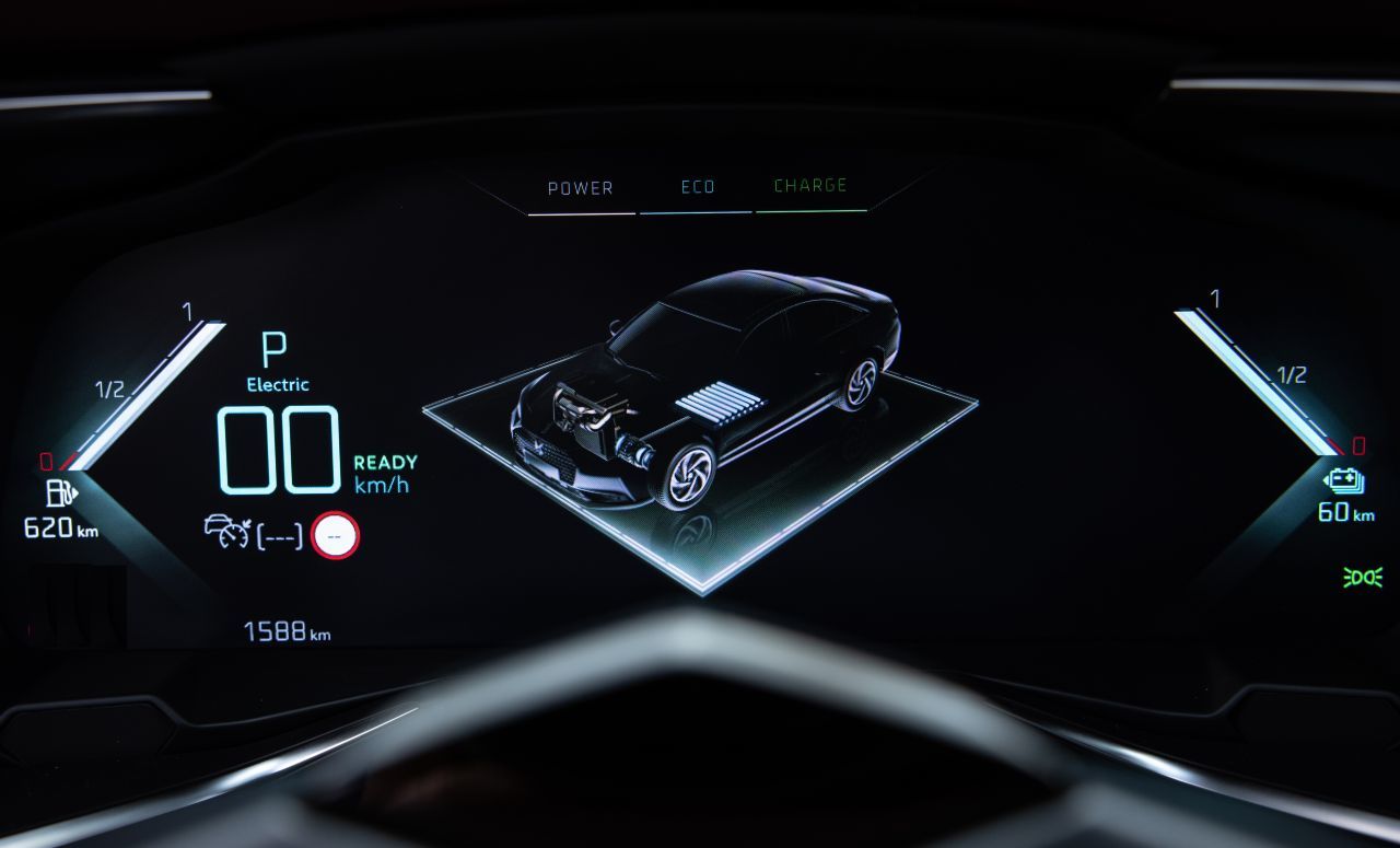 Die doppelte Reichweitenanzeige für den Plug-in-Hybrid ist beim DS 9 serienmäßig: Die rein elektrische Reichweite steigt nun auf bis zu 67 Kilometer.
