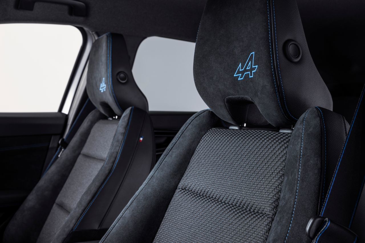In der neuen Sportausstattung Esprit Alpine werden graue Stoff-Alcantara-Sitze mit blauen Nähten und kleinen Frankreich-Fahnen eingebaut.