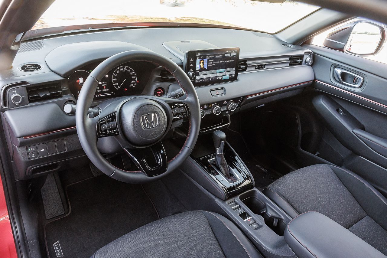 Honda wird für Qualität und Langlebigkeit geschätzt, und das Cockpit gibt diesen Eindruck wieder. Viele Kunststoffe sind Soft-Touch und gleichzeitig robust.