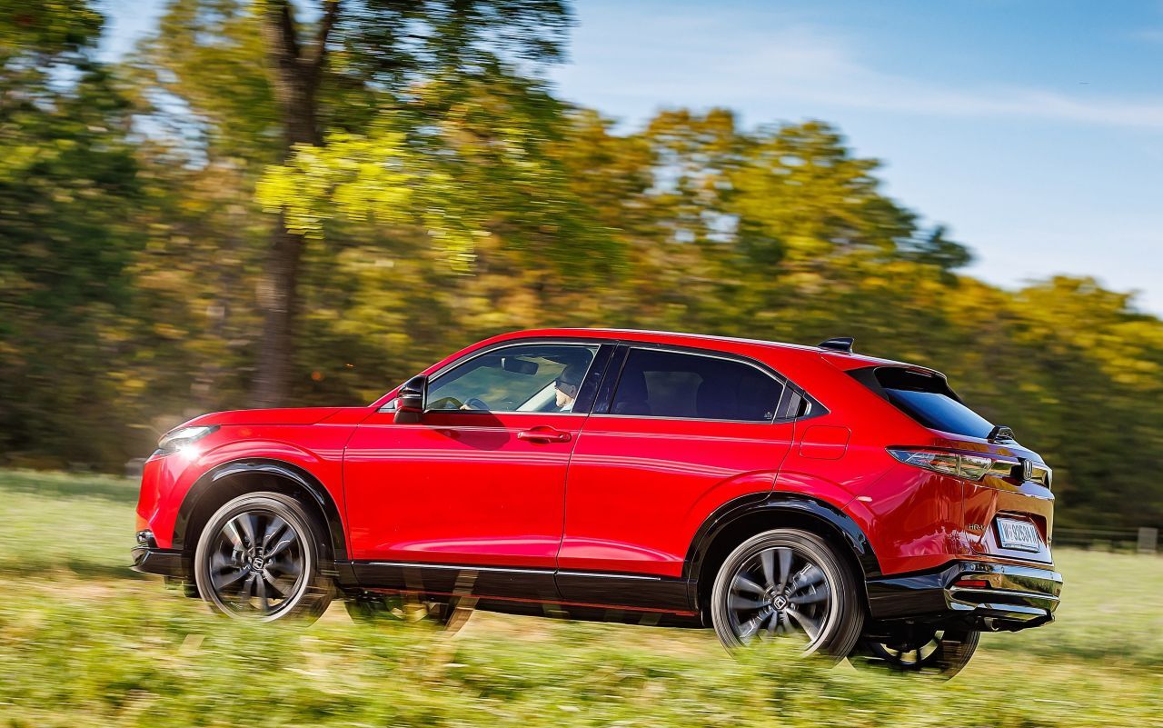 Kompakt-SUV mit 4,34 Metern Länge und serienmäßigem Hybridantrieb. Trotz Coupé-Elementen im Heckdesign ist der HR-V ein hochseröses Familienauto.