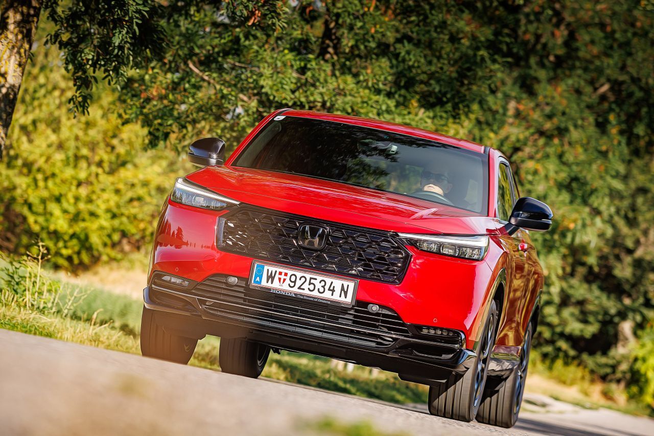 Neues altes Gesicht: In der Ausstattung „Advance Sport“ mit schwarzem Wabengrill ist der HR-V klassischer als mit dem progressiven Grill in Wagenfarbe.