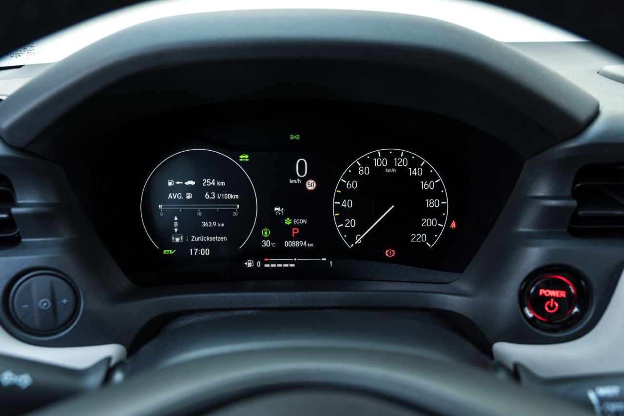 Rechts klassisch mit Uhr, links etwas kleinteilig.