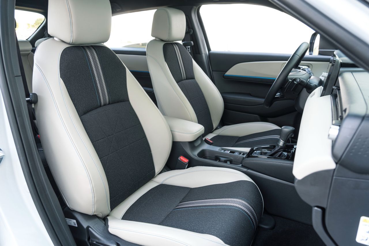 Freundliche helle Innenausstattung mit pragmatischen schwarzen Sitzmittelbahnen. Und Bezüge mit stilistischer Raffinesse.