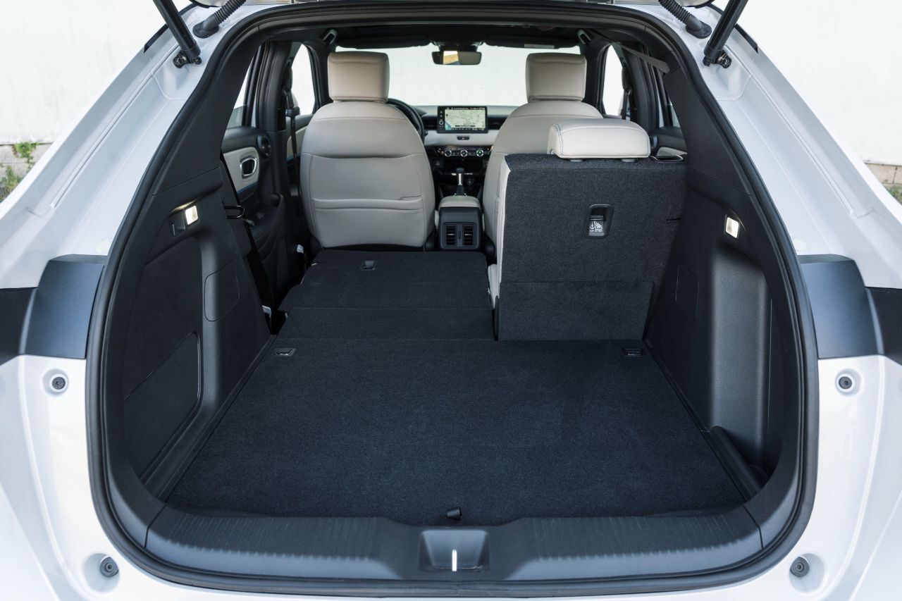 Honda ist beim Umlegen der Rücksitze konsequenter als die meisten Mitbewerber und senkt auch die Sitzflächen ab. Das ermöglicht einen ebenen Boden.
