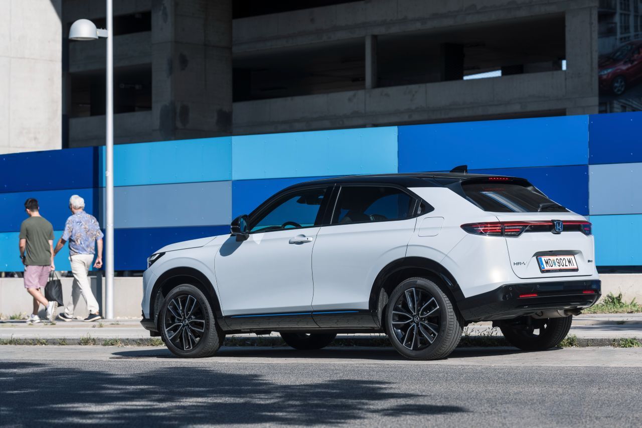 Beim Update von 2025 bekamt der HR-V einen dezenten Feinschliff: Neu ist das Hochglanzschwarz im unteren Bereich der Stoßfänger.