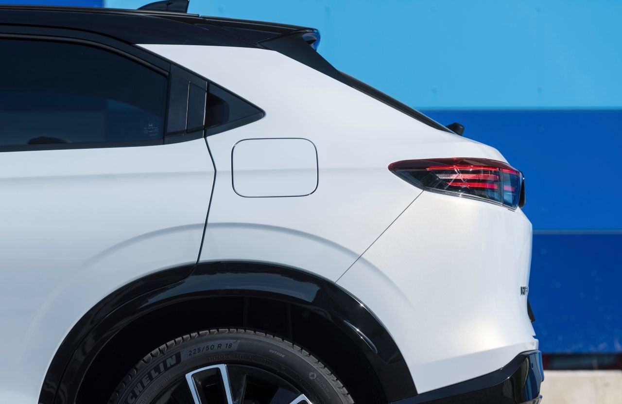 Überraschende Coupé-Zitate für ein Kompakt-SUV: Schräg gestelltes Heckfenster und versteckte hintere Türgriffe.