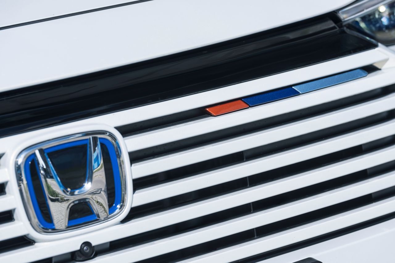 Stillvolle Farbtupfer: Neu angeordnetes Dreifarbenemblem im Kühlergrill …