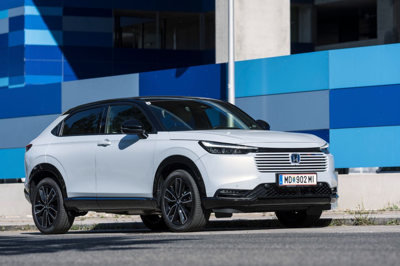 Glatte Flächen und schnörkellose Linien dominieren das Außendesign. Zu den Kniffen gehören der in Wagenfarbe lackierte Kühlergrill.