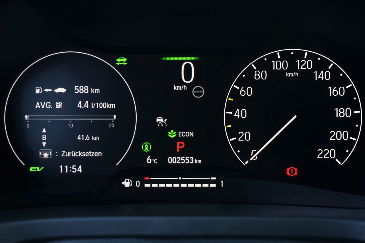 Digitaler Instrumentencluster: Rechts gut ablesbar, links etwas kleinteilig.