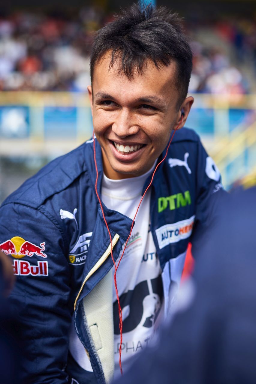 Da lacht er: Albon flog einst aus dem Red Bull Junior Team, das aus dem Einsatzcockpit von Red Bull Racing. Doch selbst jetzt ist der thailändisch-britische Doppelstaatsbürger immer noch Thema bei den Bullen.