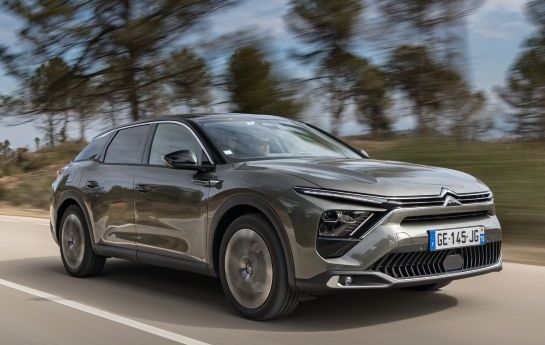 Citroёn erkundet automobiles Neuland und bringt einen extravaganten Shooting Brake-Crossover, der mit flauschigem Langstreckenkomfort die Reiselust weckt. - Der Entdecker