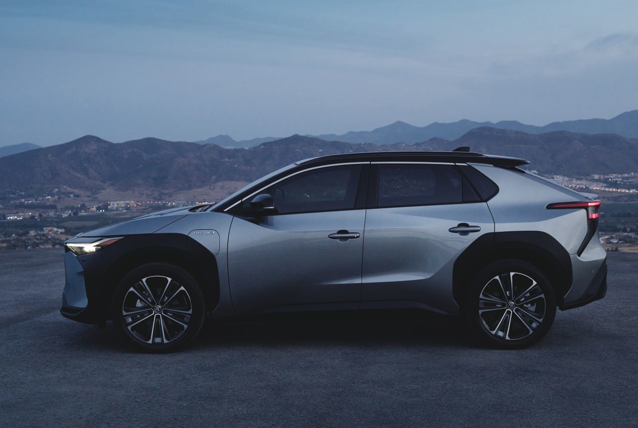 Die wuchtige Seitenbeplankung ist mehr als nur Schmäh – Toyota verspricht ernsthafte Offroad-Talente dank 4WD aus dem Hause Subaru.