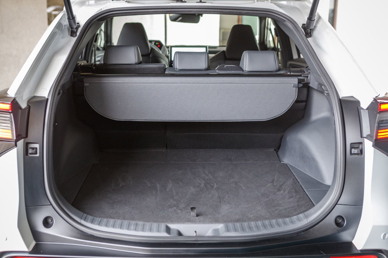 Je nach Motorvariante 410 bis 452 Liter Kofferraumvolumen sind kein Klassenbestwert – aber wer wählt sein Elektroauto schon nach Stauraum aus?