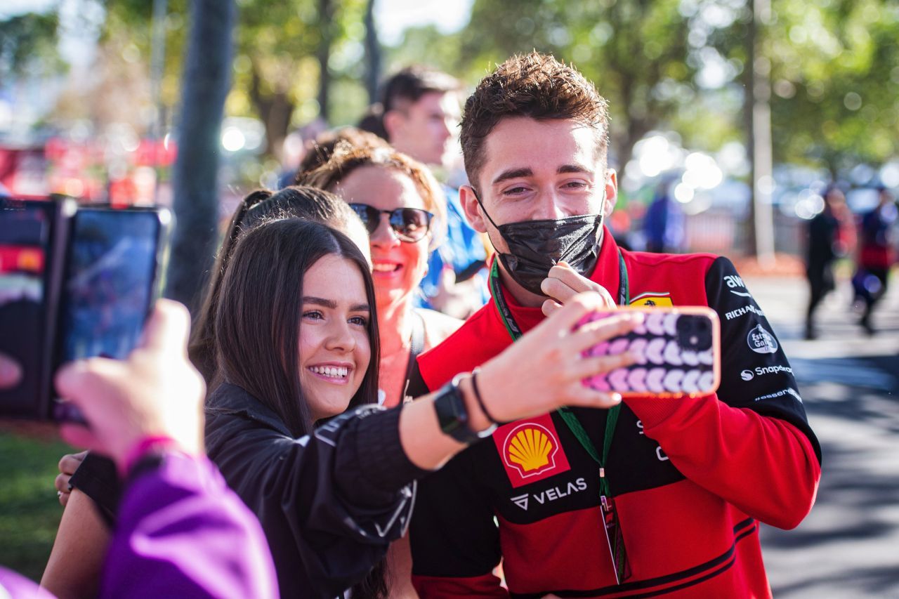 The Man To Watch: Charles Leclerc (hier mit einem weiblichen Fan in Melbourne) ist der Mann der Stunde in der Formel 1.