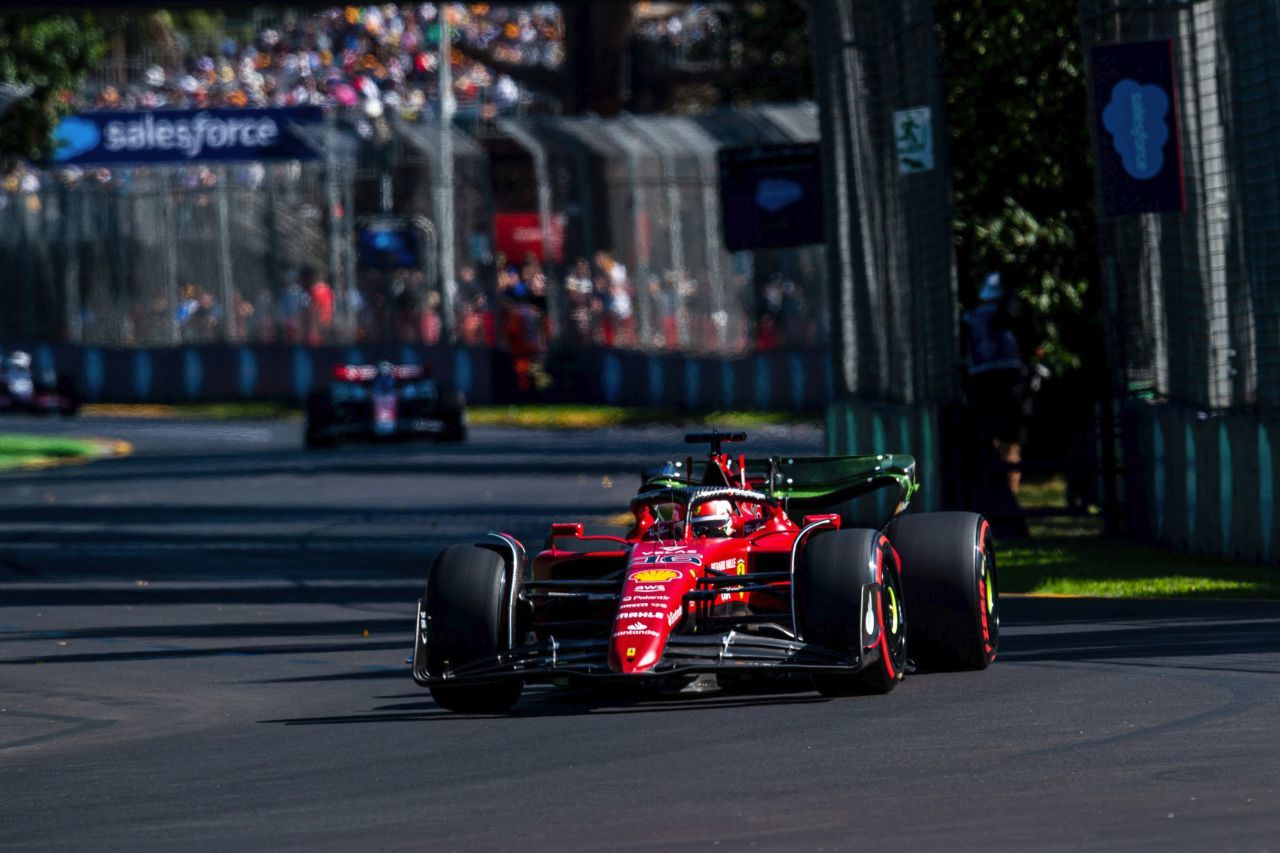 Charles Leclerc – ganz oben nach seinem so dominanten Titelgewinn in der Formel 2 – und hier am 10. April 2022 als F1-Sieger in Melbourne.