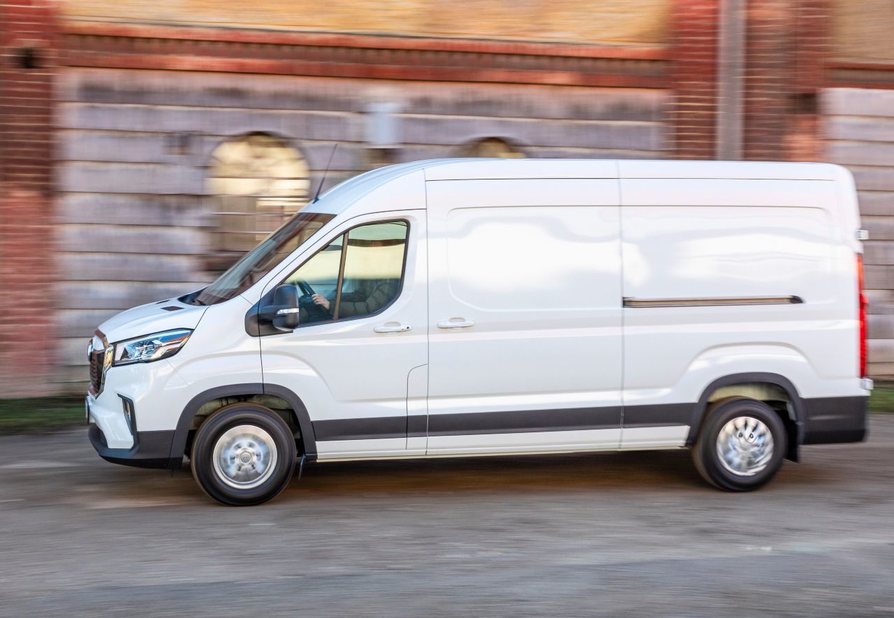 Fazit von Motorprofis-Redakteur Fabian Steiner: „Weil die Kaufpreise der E-Transporter trotz großzügiger Förderungen noch keine Schnäppchen sind, lohnt sich der Blick auf eine neue Marke: Maxus fordert die etablierten Hersteller mit günstigen Elektromodellen. Als Tneil des SAIC-Konzerns, der auch für VW produziert, und mit Denzel als österreichischen Importeur, hat der chinesische Neuling einen vernünftigen Hintergrund.