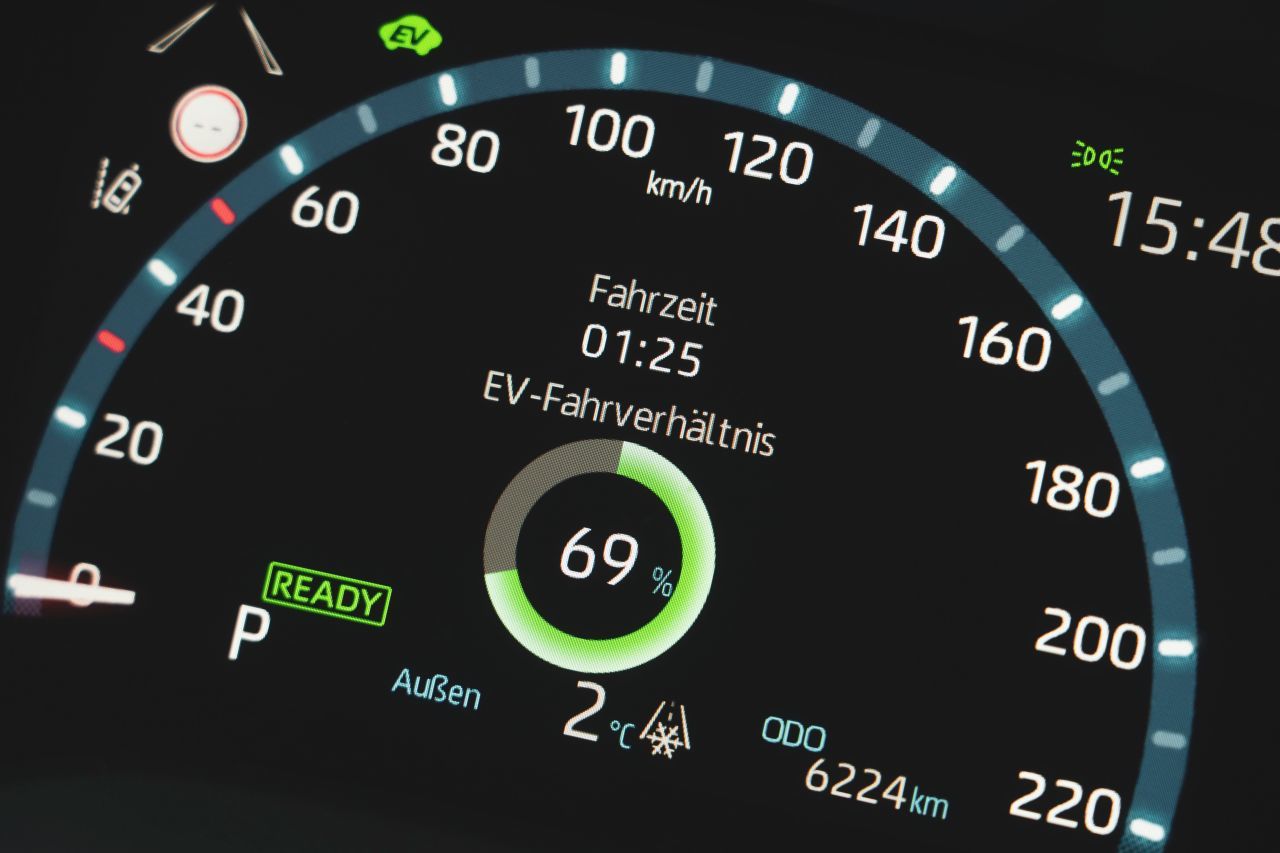 Muss nichgt laden, fährt aber auch oft über 50 Prozent der Zeit elektrisch.