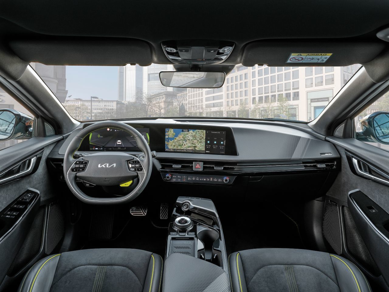 Cockpit-Layout und Bedien-Konzept ist gleich wie beim ziviler motorisierten EV6, das sportliche Ambiente erledigen die Applikationen.