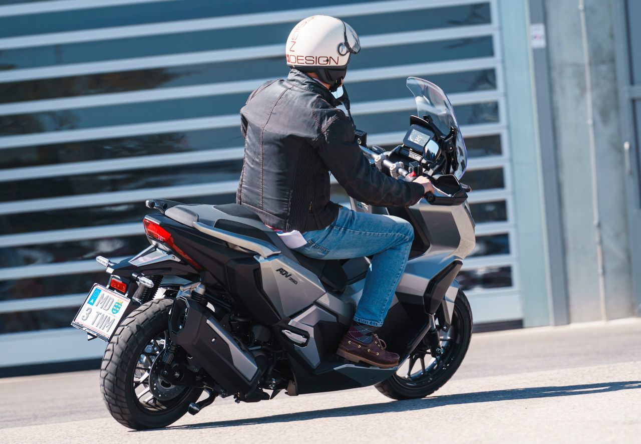 Die Sitzposition auf dem ADV ist etwa gleich hoch wie die bei Hondas Großrad-Roller SH, das Ergonomie-Konzept aber völlig anders.