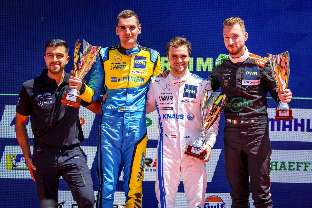 Das erste Podium der aufregenden DTM-Saison 2022. Unter 29 (!) Piloten haben sich Luca Stolz, Lucas Auer (1.) und Mirko Bortolotti durchgesetzt.
