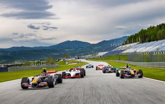 Es ist die klassische Alternative zur Formel 1: die BOSS GP, gefahren mit alten GP-Boliden. Jetzt startet die Meisterschaft in Hockenheim – im Juni kommen die Auto-Stars auch nach Spielberg. - Hey Boss, ich brauch´ mehr PS!