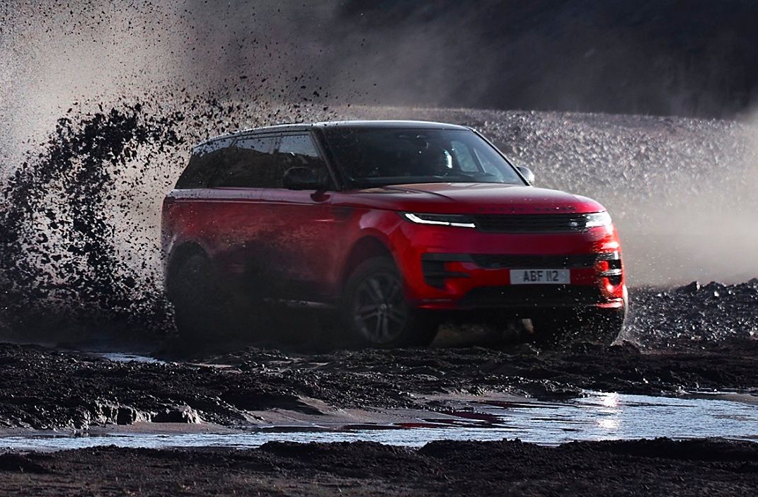 Man wird bei Land Rover auch nicht müde, die extra-sportliche Abstimmung zu erwähnen, was wir noch bei einem Fahrversuch verifizieren müssen. Beim großen und technisch ähnlichen Brudert ist die Grätsche zwischen Komfort und Dynamik bereits gut gelungen.