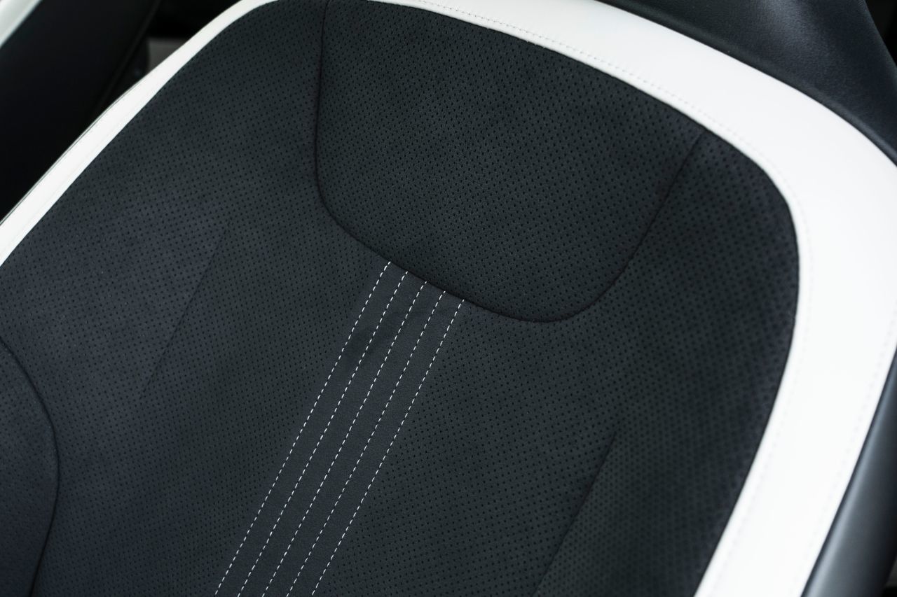 Schöne schwarz-weißen Sitzbezüge aus Velourleder.